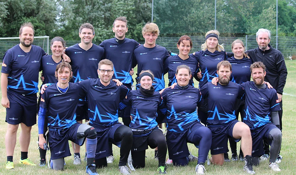 Das Flag Football-Team der Baltic Blue Stars Rostock freut sich über den 3. Turniersieg in Folge.