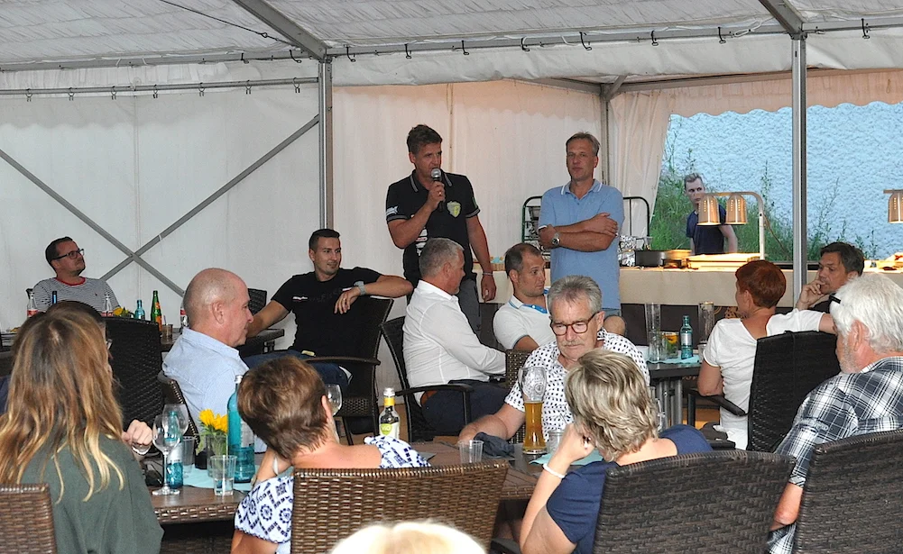 Geschäftsführer Axel Schulz (r.) und Coach Mannhard „Mücke“ Bech stellten den Sponsoren den neuen Kader der Mecklenburger Stiere vor. Foto: Barbara Arndt