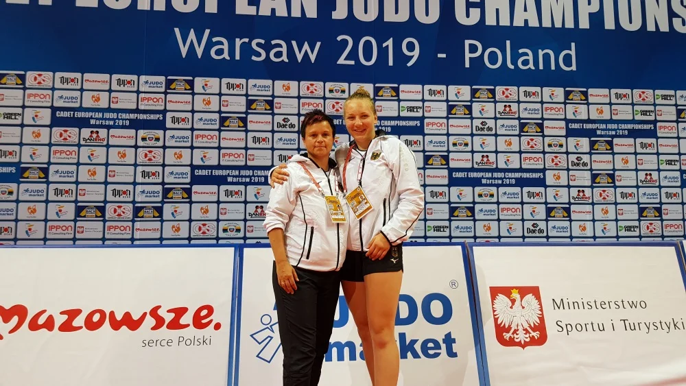Tia Scheerat mit Bundestrainerin Sandra Klinger. © privat