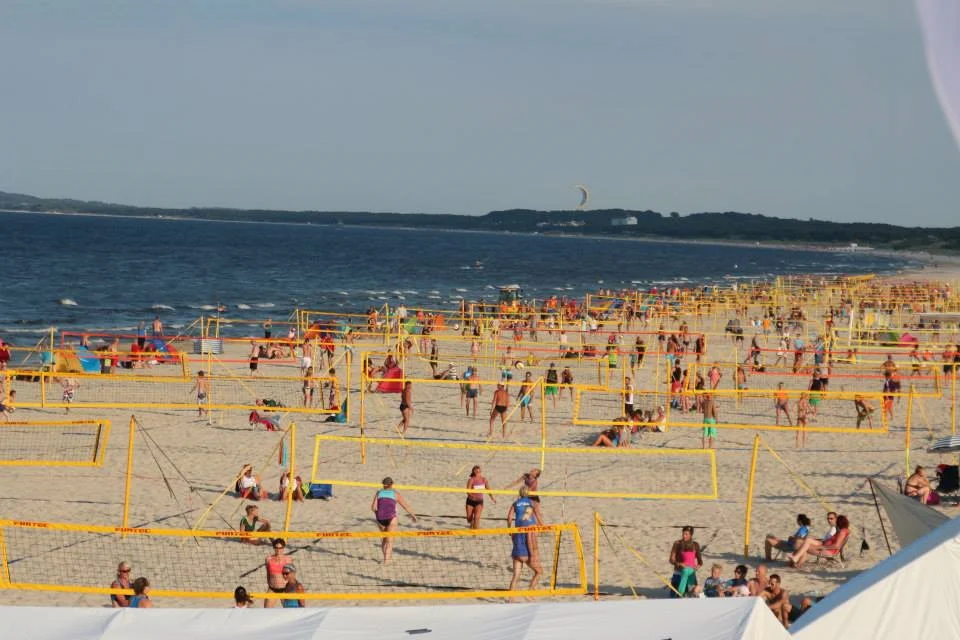 Rund 1.200 Beach-Volleyballer wetteifern auf 90 Spielfeldern um den Einzug in die Finalrunden. Foto: © UBC