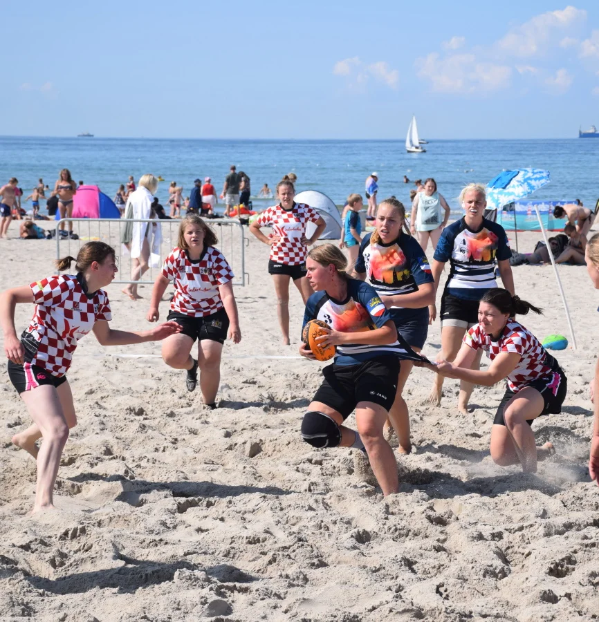 Die Rostocker Lehramtsstudentin Anna Vierling mit Ball. Foto: Jan-Peer Globig