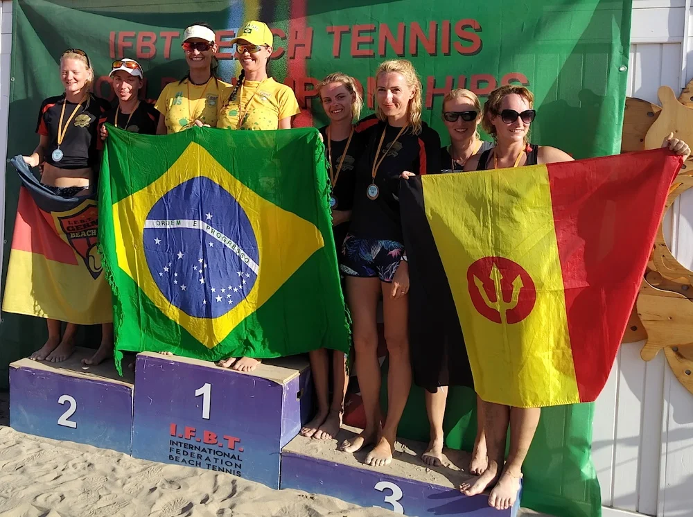 Drei M-V’lerinnen auf dem Podest: Luisa Voigt, Tina Hübner (beide links) und Ann-Elaine Teetzen (5.v.l.) bei der Siegerehrung Damen-Doppel/Amateure IFBT-Weltmeisterschaft 2019 in Castelldefels/Spanien. Foto: Thomas Oberwalder