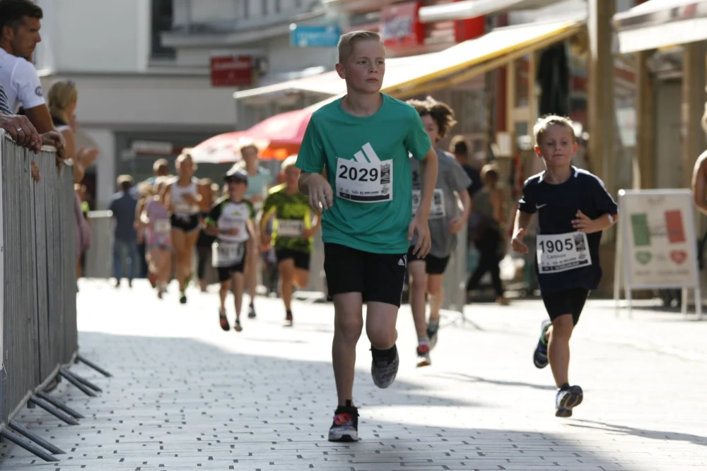 Kinderlauf während der 17. hella marathon nacht rostock. Foto: BMS/ Olaf Jenjahn