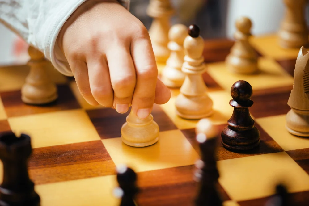 Ein Kind spielt Schach