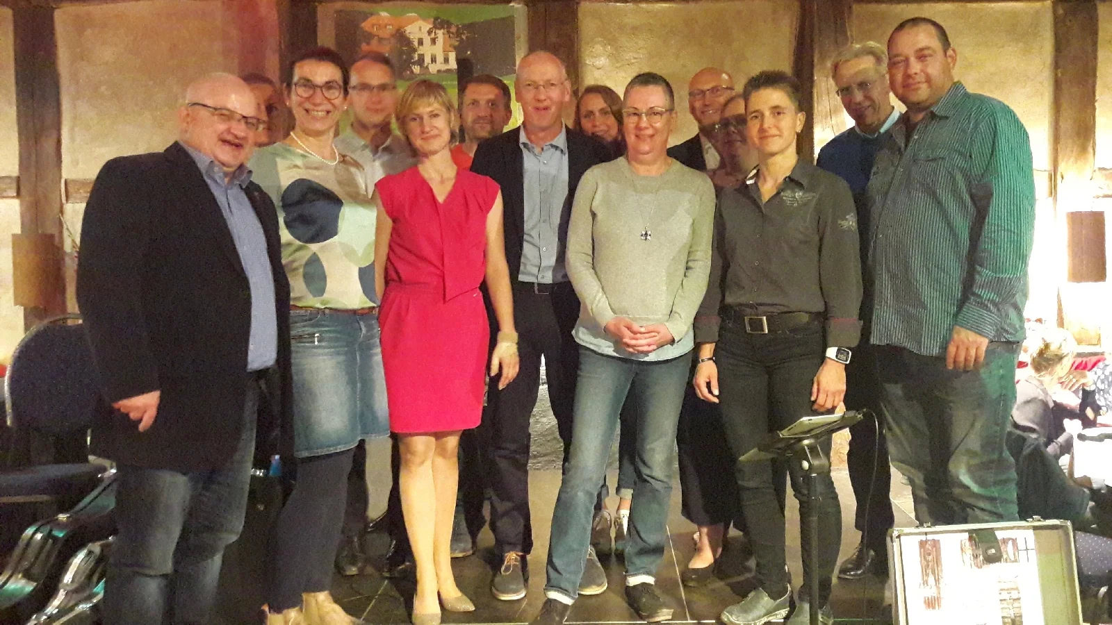 Das Foto zeigt die Abordnung des SC Laage mit Frau Bretsch (2.v.l.) und Eva Bauer (rotes Kleid). Foto:SC Laage