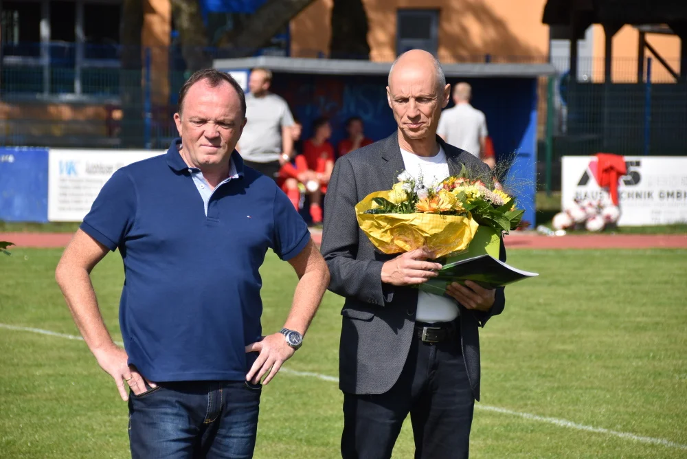 Die beiden ausgezeichneten Sportfreunde sind absolute Aktivposten in ihrem Verein. Foto: Gerd Niemann Steffen Korwand und Ullrich Thomas mit der KFV-Ehrennadel. Foto: Gerd Niemann