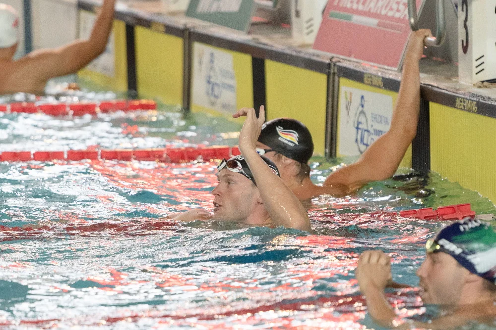 Danny Wieck nach seinem Sieg über 50 Meter Retten einer Puppe. Foto: DLRG/Reinelt