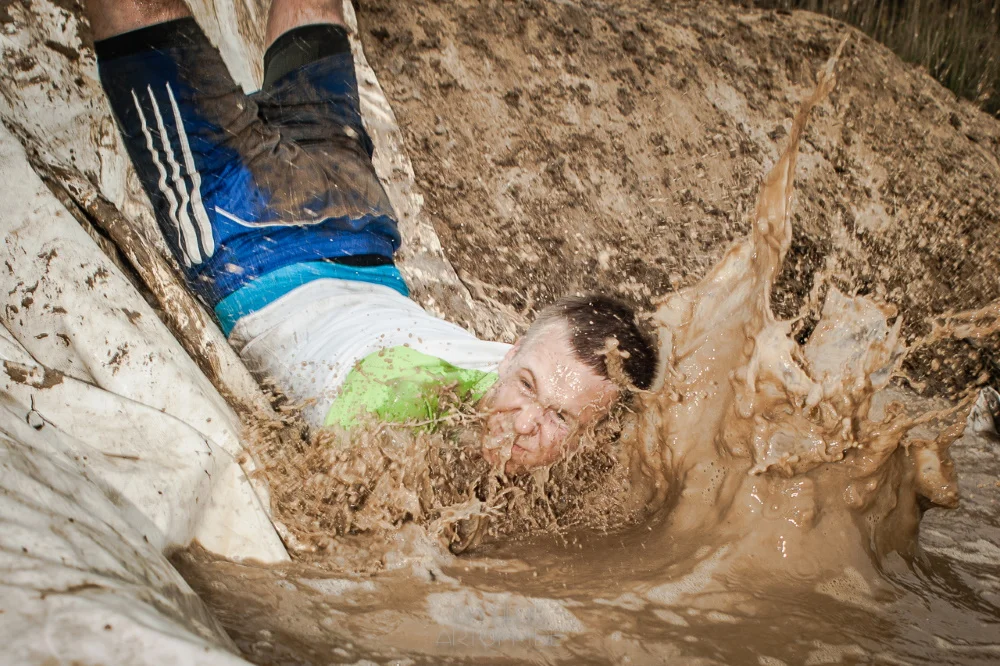 Auch 2019 wird es wieder ganz besondere, mehr oder weniger große Gemeinheiten geben. Foto: FEEL THE RUN FEEL THE RUN - Der etwas andere Hindernislauf am 28. September 2019 IN Gützkow - Mann im Schlamm