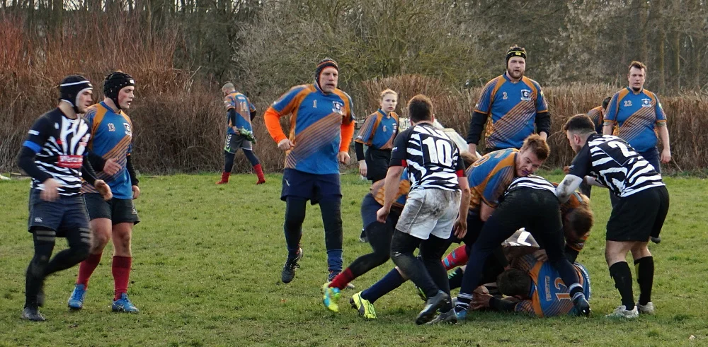 Rugby in Mecklenburg-Vorpommern: Die Freibeuter Wismar (blau) im Angriff in einem Testspiel gegen den 20-maligen deutschen Meister Victoria Linden (Hannover).