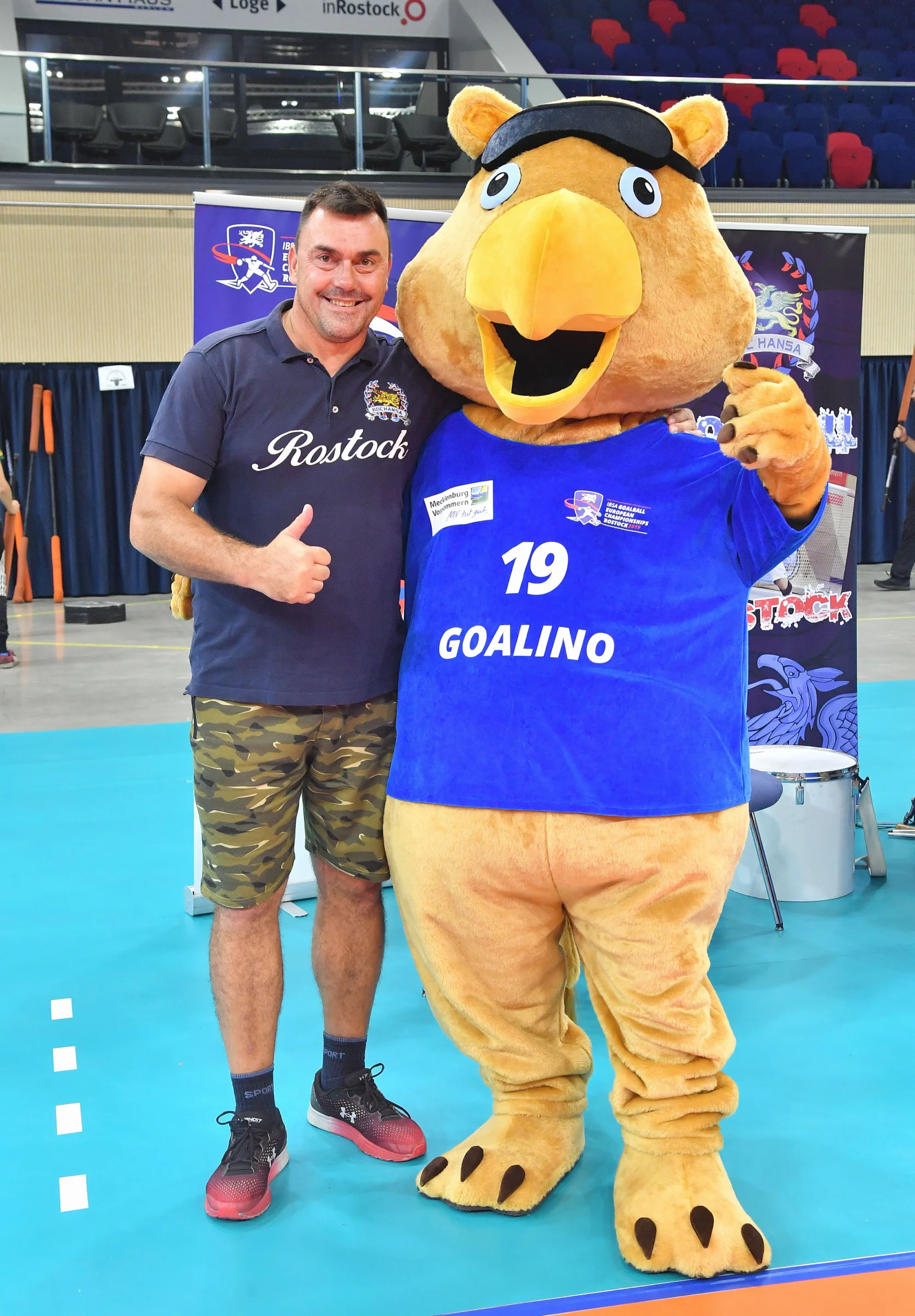 Goalino hat die Herzen der Fans im Sturm erobert. Auch der Trainer des RGC Hansa, Mario Turloff, ist begeistert. Foto: Joachim Kloock