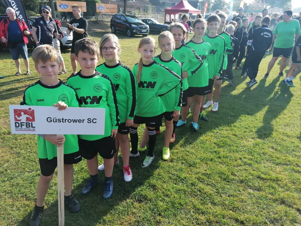 Die U12-Mannschaft des Güstrower SC 09 bei den Deutschen Faustball-Meisterschaften in Kellinghusen | Faustball in Güstrow