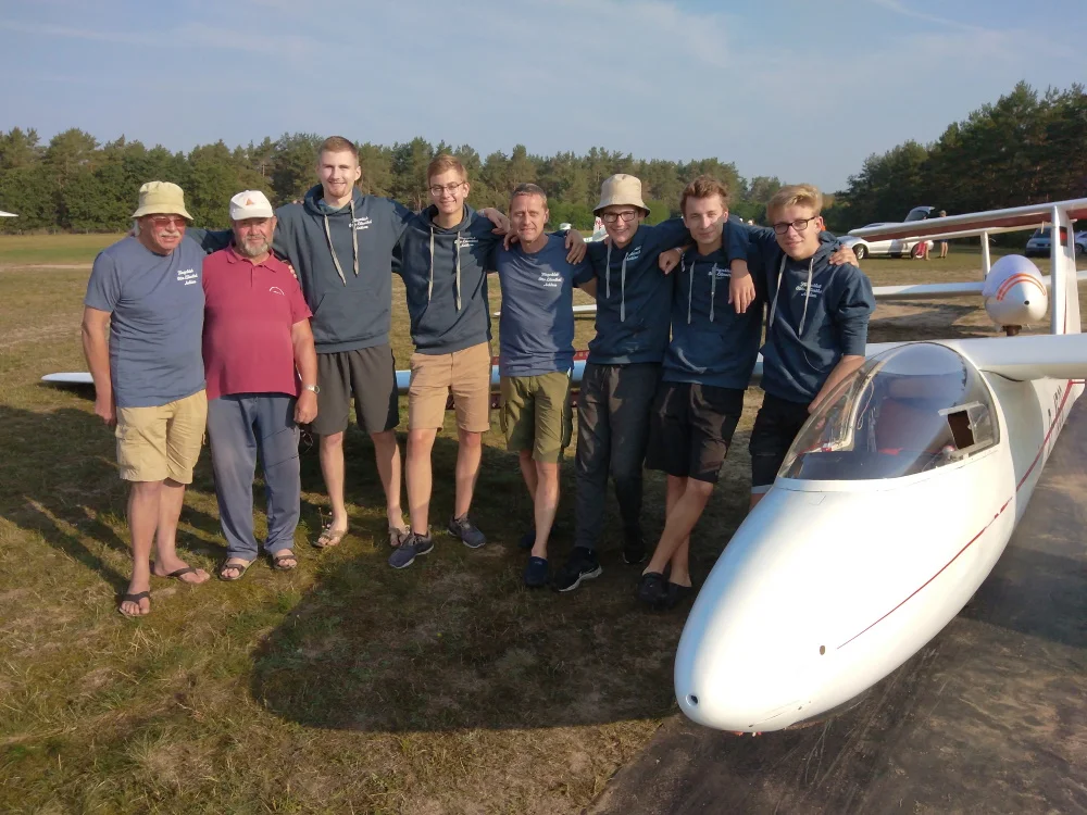 Das Anklamer Team beim Landesjugendvergleichsfliegen in Pinnow. Bild: © Fliegerklub „Otto Lilientahl” e.V. Das Anklamer Team beim Landesjugendvergleichsfliegen in Pinnow. Bild: © Fliegerklub „Otto Lilientahl” e.V.