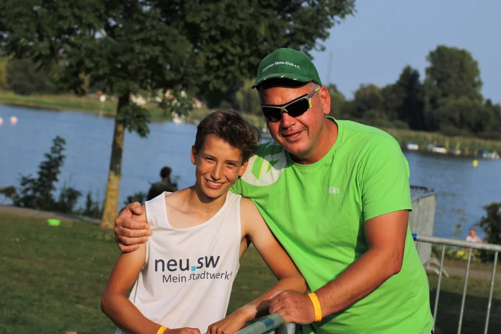 Owe-Kühn mit Heimtrainer Mike Werbel. Foto: Thomas Frank Owe-Kühn mit Heimtrainer Mike Werbel. Foto: Thomas Frank - Malchiner Kanuclub