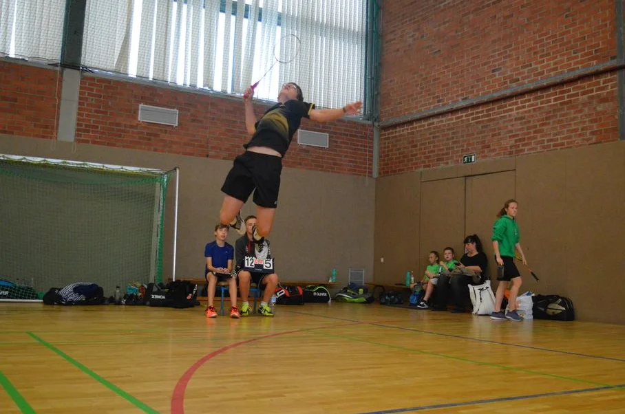Luca Wiechmann konnte als 14-Jähriger in der AK U19 den Titel holen. Foto: BSC 95 Schwerin Luca Wiechmann (BSC 95 Schwerin) beim Jumpsmash | Badminton in Schwerin