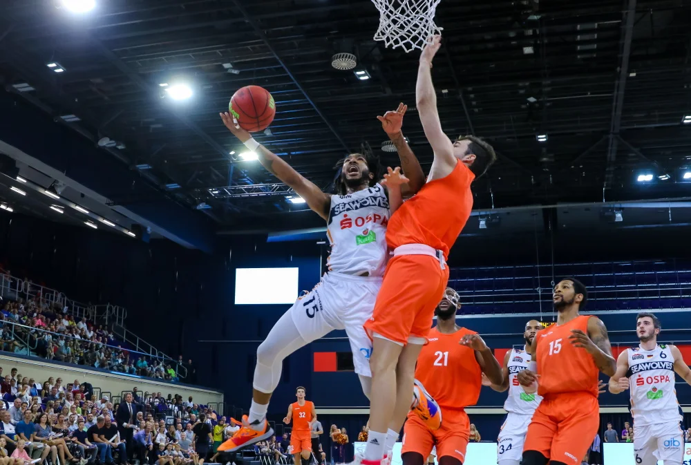Donte Nicholas (Rostock Seawolves) beim Zug zum Korb. Foto: Sylvia Funk
