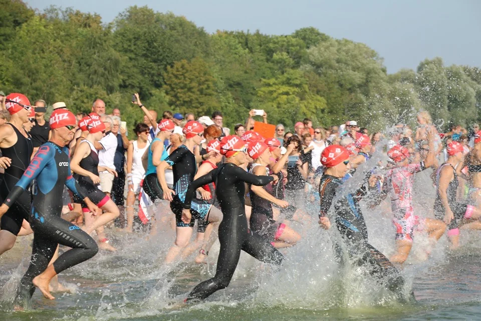Start der Damen beim 1. Stralsunder Triathlon. Foto: Cindy Fedor