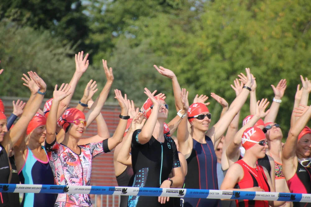 Start: Bei gut 30 Grad Lufttemperatur war das Schwimmen im Strelasund geradezu erfrischend. Zahlreiche Teilnehmer beteiligten sich das erste Mal an einem Triathlon. Foto: Cindy Fedor Zahlreiche Teilnehmer beteiligten sich das erste Mal an einem Triathlon. Start am Strelasund. Foto: Cindy Fedor