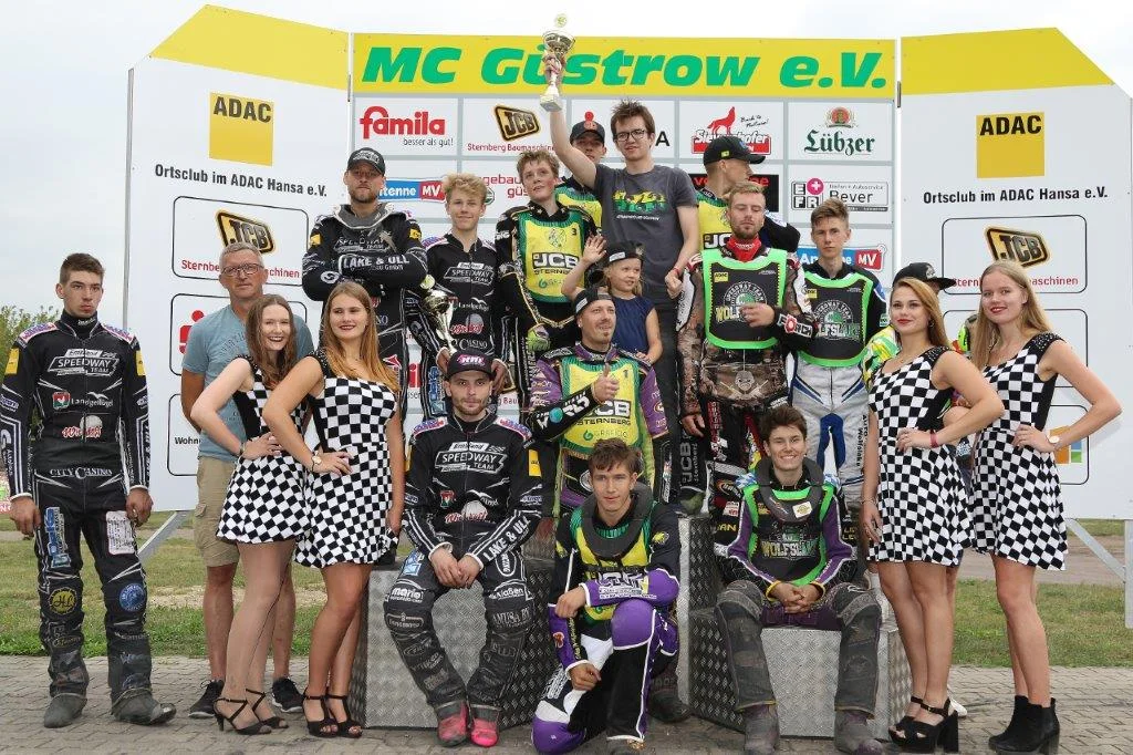 Siegerehrung_Bild von Bernd Quaschning Der MC Güstrow bei der Siegerehrung - Bild von Bernd Quaschning | Motorsport in Güstrow