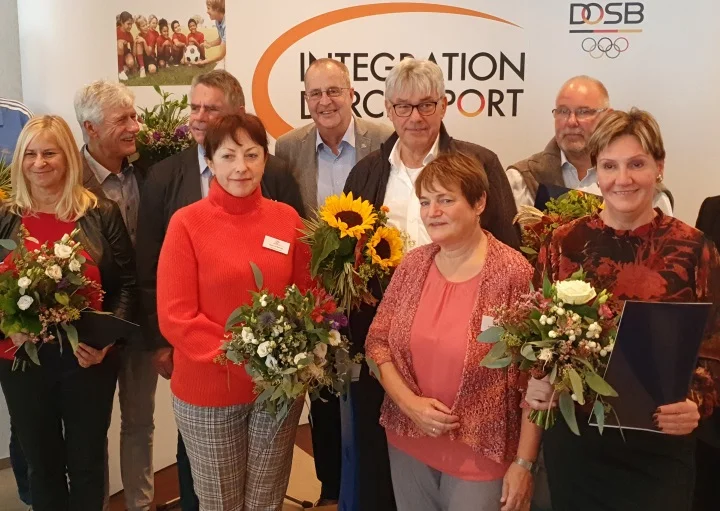 Gabriele Breuing und Dieter Prösch (links) nahmen die Auszeichnung stellvertretend für den SSC Breitensport entgegen. Foto: © Stadtsportbund Schwerin Gabriele Breuing und Dieter Prösch (links) nahmen die Auszeichnung stellvertretend für den SSC Breitensport entgegen. Foto: © Stadtsportbund Schwerin