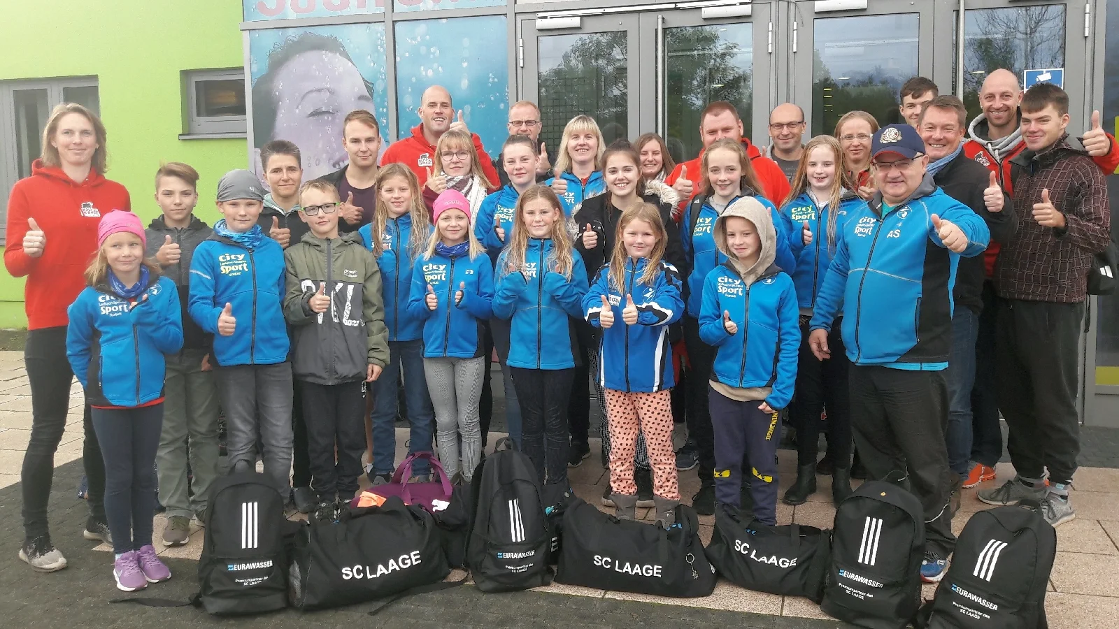 Das Foto zeigt begeisterte Sportlerinnen und Sportler nach der Trainingseinheit. Foto: Christine Boldt
