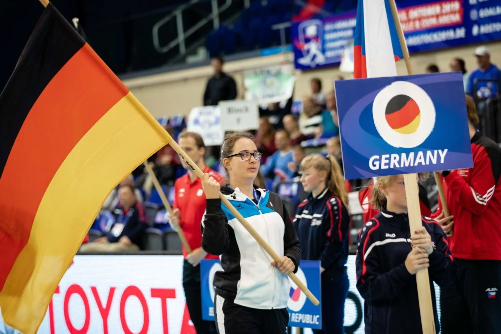Fahnenträgerin Annkathrin Denker bei der Eröffnung der IBSA Goalball EM 2019 in der Stadthalle Rostock. Foto: Binh Truong / DBS Fahnenträgerin Annkathrin Denker bei der Eröffnung der IBSA Goalball EM 2019 in der Stadthalle Rostock. Foto: Binh Truong / DBS