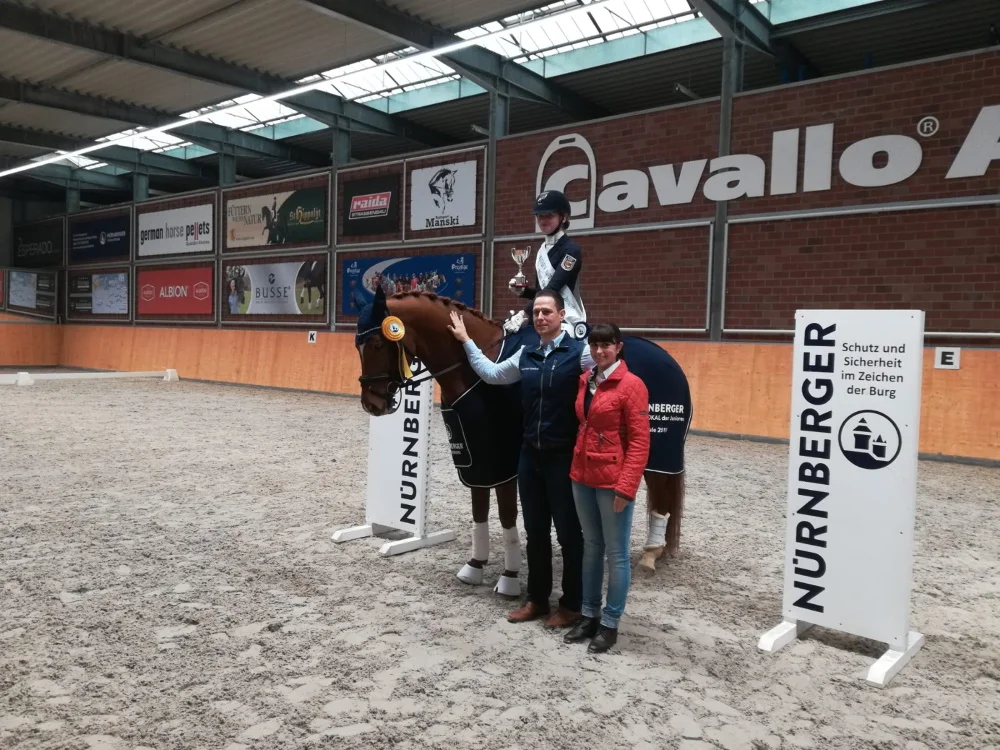 Siegerin Antonia Elisa Kurp des NÜRNBERGER Burgpokal der Junioren in MV 2019 mit den Gratulanten Manja und Norman Femfert für die NÜRNBERGER Versicherungen © Kati Spierling