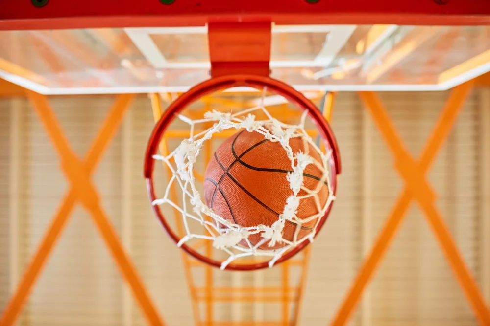 Basketball fällt durch einen Korb | (c) envato elements