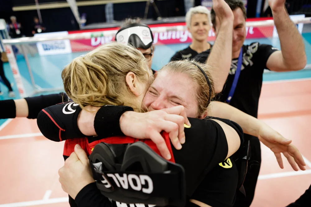 Charlotte Hartz und Pia Knaute Foto: © Binh Truong / DBS Medaillenjubel bei Charlotte Hartz und Pia Knaute | Goalball Europameisterschaften 2019 in Rostock | Foto: Binh Truong / DBS