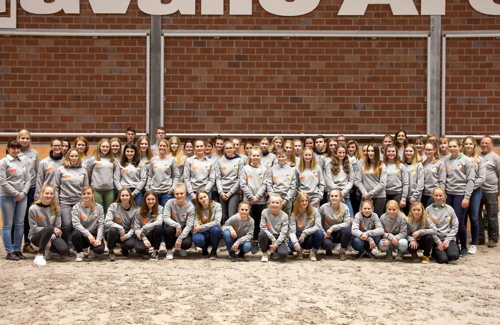 Einheitliche Einkleidung der Club 8-Mitglieder 2019 im Rahmen ihrer Würdigung bei der Abschlussveranstaltung in der Cavallo-Arena. Foto: © info@photo-augenblicke.de Einheitliche Einkleidung der Club 8-Mitglieder 2019 im Rahmen ihrer Würdigung bei der Abschlussveranstaltung in der Cavallo-Arena. Foto: © info@photo-augenblicke.de