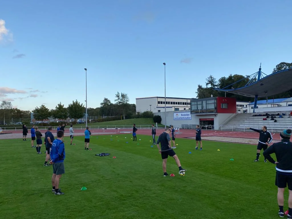 Die Unparteiischen vor koordinativen Herausforderungen. Foto: Christian Allwardt Schiedsrichter am Stützpunkt in Rostock beim Athletiktraining. Foto: Christian Allwardt