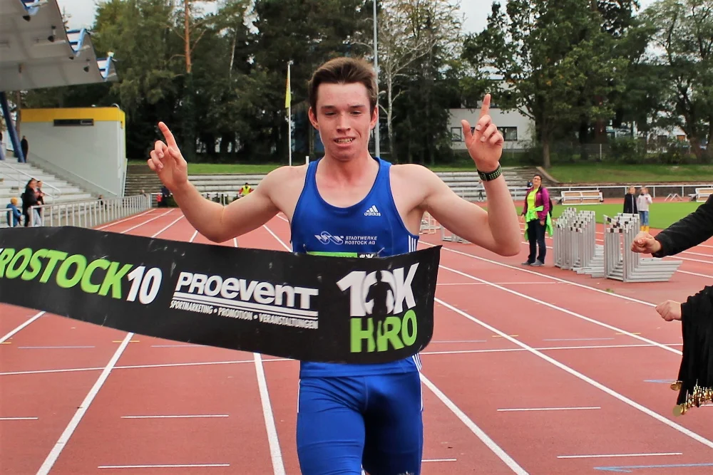 Erik Schoob (1.LAV Rostock) siegte nach starkem Rennen in 32:36 min und damit neuem Streckenrekord. Foto: Pro Event