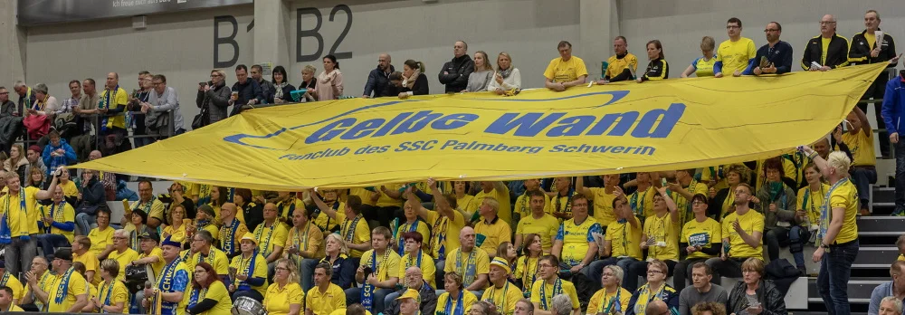 Foto: Eckhard Mai SSC Palmberg Schwerin | Palmberg-Arena | Fankurve Gelbe Wand - Foto: Eckhard Mai