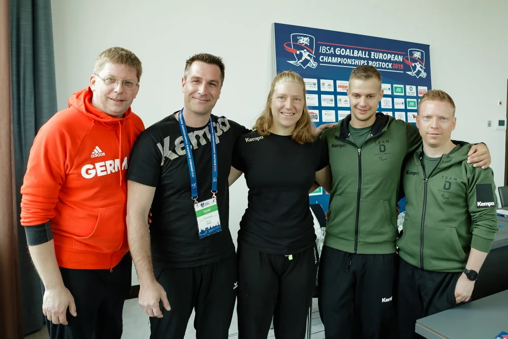 Lars Pickardt, Vizepräsident des DBS (v.l.), Dr. Thomas Prokein, Trainer der Damen, Charlotte Hartz, Spielerin, Reno Tiede, Spieler und Johannes Günther, Trainer der Herren, fiebern dem Turnierbeginn entgegen. Foto: Binh Truong / DBS