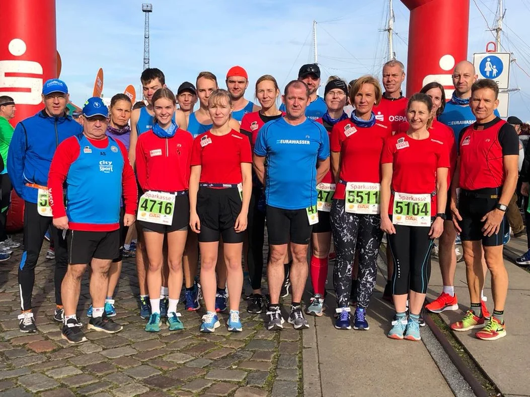 Das Foto zeigt Laager 12 Kilometer Läuferinnen und Läufer.