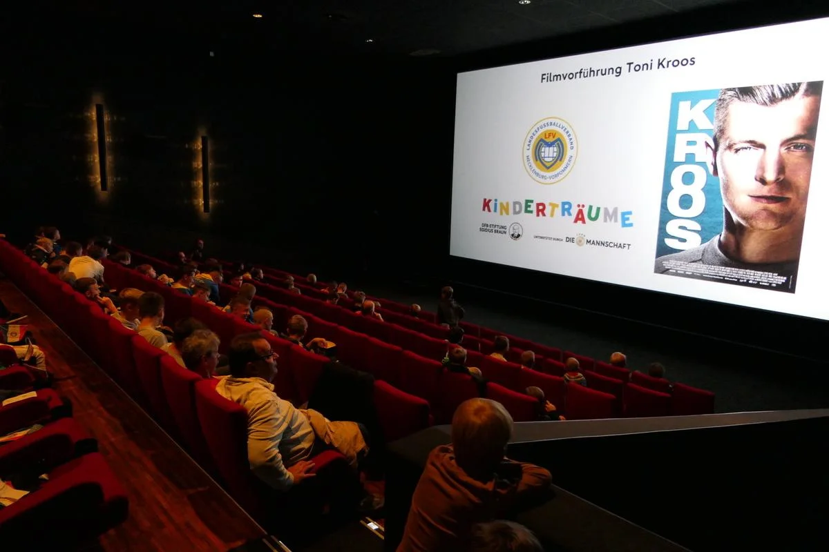 Die Egidius Braun-Stiftung lud Rostocker Nachwuchsfußballer zur Kino-Sondervorstellung des Films „Kroos“. Foto: LFV MV Die Egidius Braun-Stiftung lud Rostocker Nachwuchsfußballer zur Kino-Sondervorstellung des Films "Kroos". Foto: LFV MV