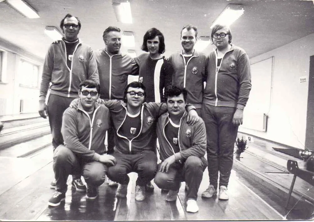 DDR Vizemeister mit der Mannschaft 1976 in Osterburg (u.v.l.: B. Phillipp, W. Manz, M. Kolbow; o.v.l.: H. Fischer, Ch. Fritsche, B. Fritsche, P. Ukat und W. Klose). Archivfoto: Abt. Kegeln VfL Neukloster
