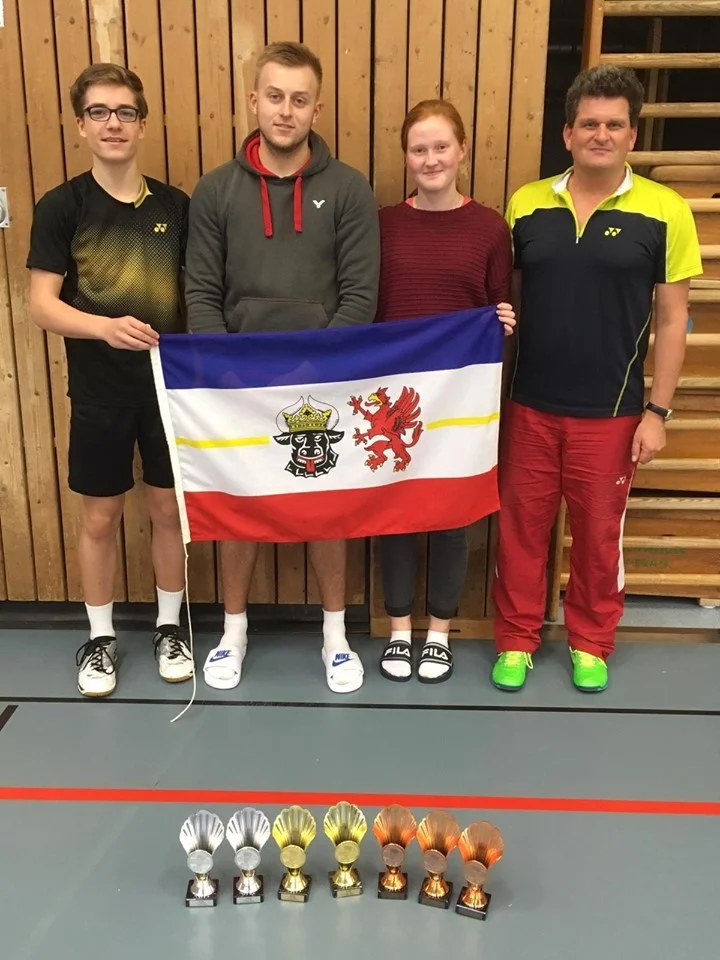 Das Schweriner Team (v.l.): Luca Wiechmann, Fabian Bebernitz, Madeleine Hardt und Trainer Michael Hewelt (nicht im Bild: Levi Friedrich). Foto: BSC 95 Schwerin Die Schweriner Badmintonasse (v.l.): Luca Wiechmann, Fabian Bebernitz, Madeleine Hardt und Trainer Michael Hewelt (nicht im Bild: Levi Friedrich). Foto: BSC 95 Schwerin