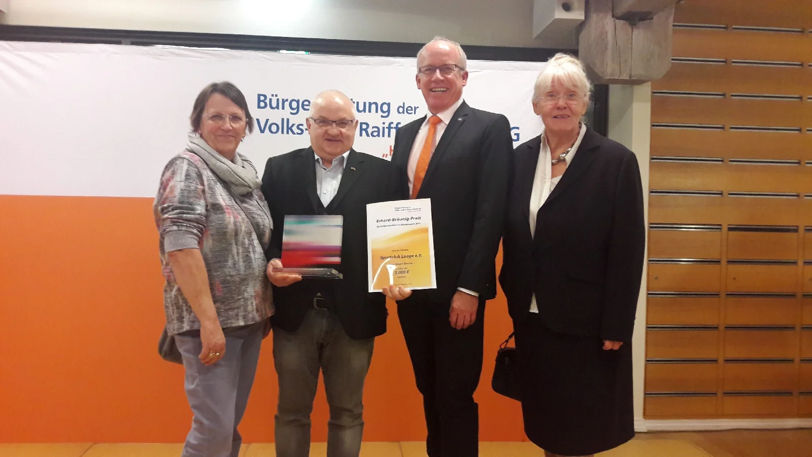 Das Foto zeigt Christel Dedering, André Stache, Dieter Heidenreich (Vorstandsvorsitzender der Bürgerstiftung der Volks- und Raiffeisenbanken eG) und Dr.Rosemarie Wilcken. Foto: Peter Brandenburg