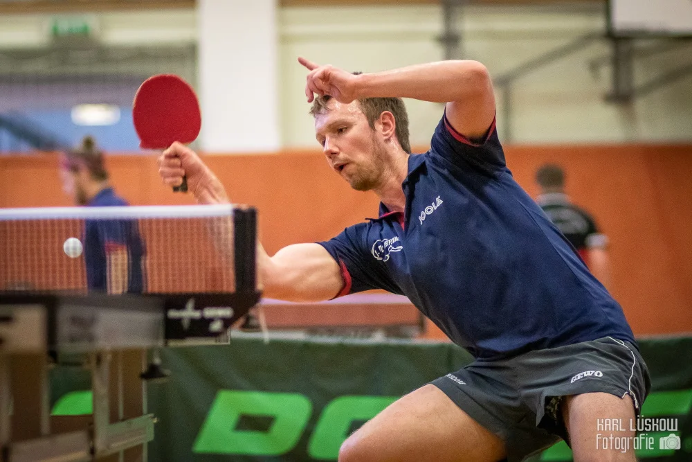 Christian Bollensdorf – Spitzenspieler in der 2. Mannschaft. Foto: Karl Lüskow Christian Bollensdorf schlägt für den TTC Greifswald in der Verbandsliga auf. Foto: Karl Lüskow