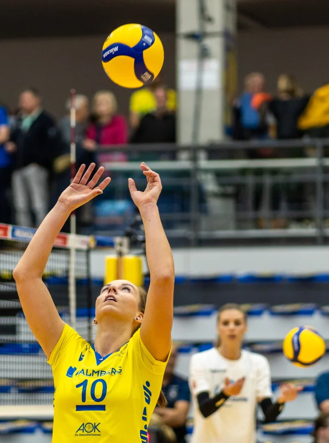 Foto: © Eckhard Mai Denise Hanke (SSC Palmberg Schwerin) am Ball | Bundesliga Volleyball aus Schwerin | Foto: Eckhard Mai