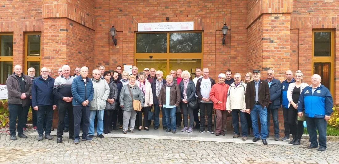 Alle ausgezeichneten Ehrenamtler des Kreisfußballverbandes Westmecklenburg 2019 vor der Obstbrennerei auf dem Gut Schwechow. Foto: KFV Westmecklenburg e.V.