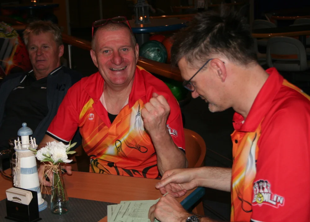 Heiko Hacker (Bild Mitte) freut sich über den Herbstmeister, links Dirk Steffen, rechts Holger Kasten 1. Stralsunder BC. Foto: Uwe Poblenz
