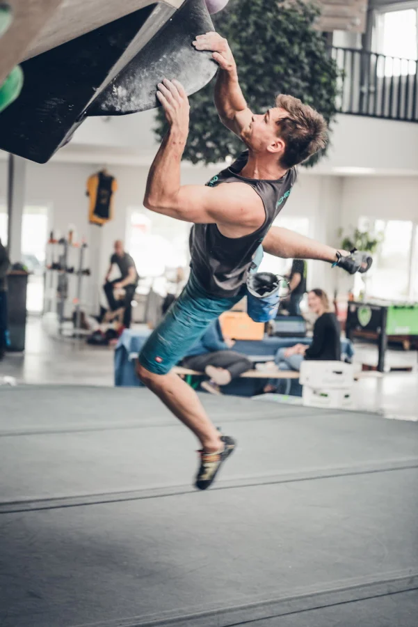 Boulder Bundesliga - Joey Woitas hängt an einem Vorsprung. Foto: 45 Grad Rostock