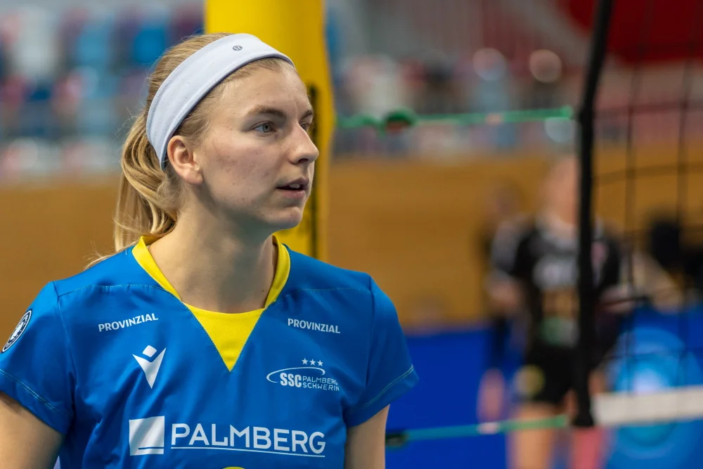 Außenangreiferin Nele Barber (25) schlägt für den SSC Palmberg Schwerin auf | Foto: Eckhard Mai