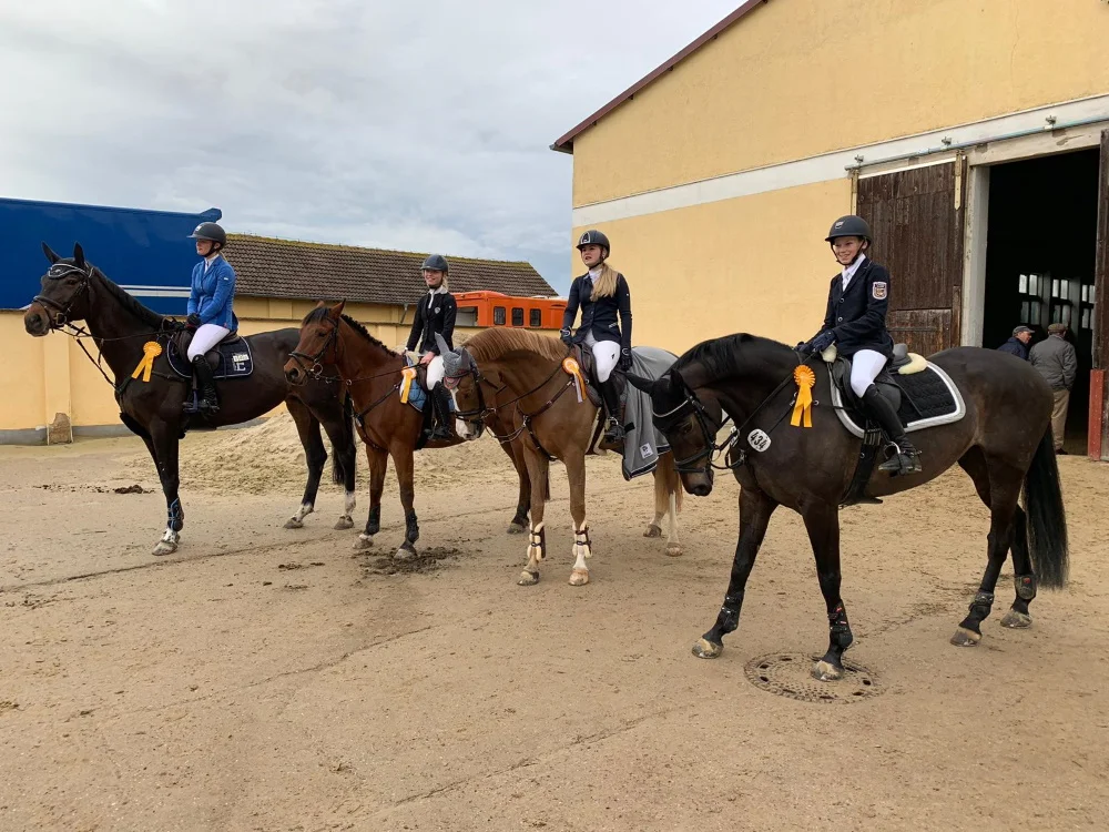 Siegerin Henriette-Lilli Scheibler (re), Drittplatzierte Caroline Lass (m) und Sechstplatzierte Carolina Romanowski (li) und der gemeinsame Mannschaftssieg beim Bernhard-von-Albedyll-Finale in Prussendorf 2019 © LV MV-Spierling; Siegermannschaft im U16 Springen in Prussendorf 2019 mit vrnl Hendrik Greve, Jette Sophie Knabe, Emma Wiktor und Hermine Burchard_(c) Familie Knabe Siegerin Henriette-Lilli Scheibler (re), Drittplatzierte Caroline Lass (m) und Sechstplatzierte Carolina Romanowski (li) und der gemeinsame Mannschaftssieg beim Bernhard-von-Albedyll-Finale in Prussendorf 2019 © LV MV-Spierling; Siegermannschaft im U16 Springen in Prussendorf 2019 mit vrnl Hendrik Greve, Jette Sophie Knabe, Emma Wiktor und Hermine Burchard_(c) Familie Knabe