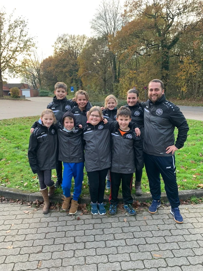 U12 Faustballer des Güstrower SC 09 hinten v.l.: Toni Freiknecht, Florian Ohloff, Hannah Weidemann, Lara Thyben, Trainer Philipp Ohloff.vorne v.l.: Neele Bieber, Micha Ohloff, Amelie Hanke, Felix Fischer.Foto: Philipp Ohloff U12 Faustballer des Güstrower SC 09 - hinten v.l.: Toni Freiknecht, Florian Ohloff, Hannah Weidemann, Lara Thyben, Trainer Philipp Ohloff. vorne v.l.: Neele Bieber, Micha Ohloff, Amelie Hanke, Felix Fischer.