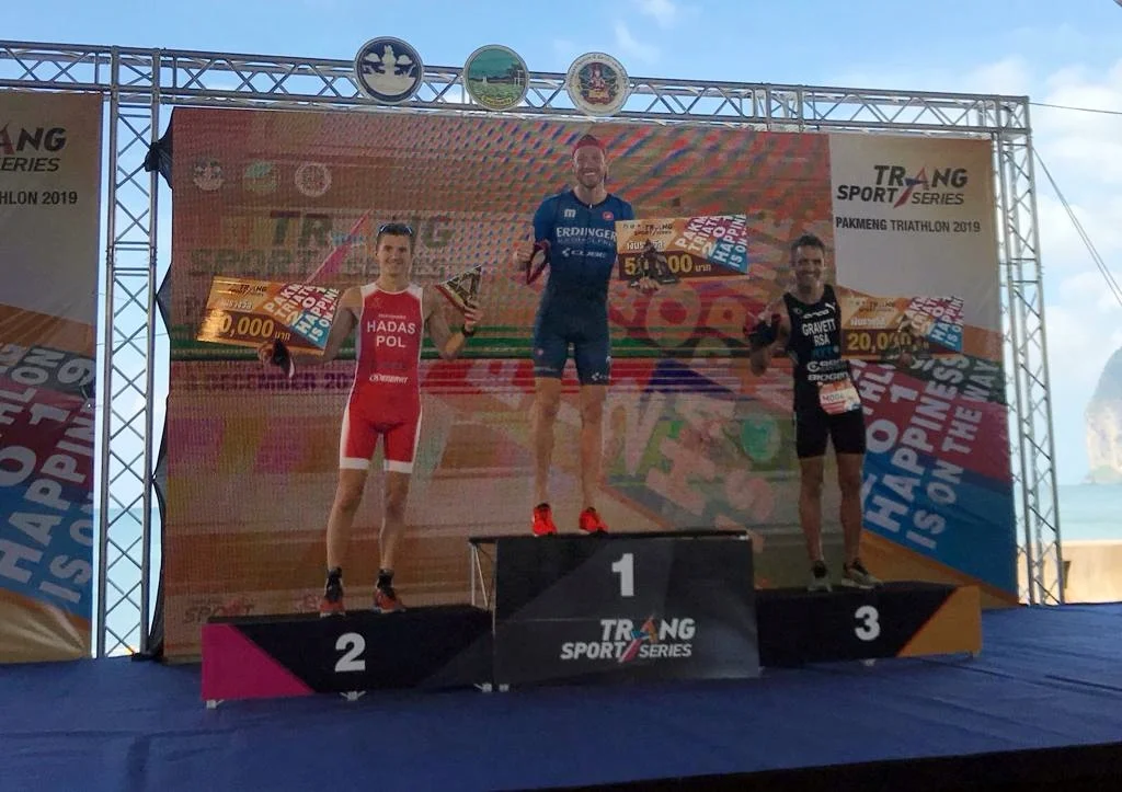 Michael Raelert ist Sieger des Pakmeng Triathlon in Thailand. Foto: Team Raelert-Brothers Gold: Michael Raelert auf dem obersten Treppchen des Pakmeng Triathlon in Thailand. Foto: Team Raelert-Brothers