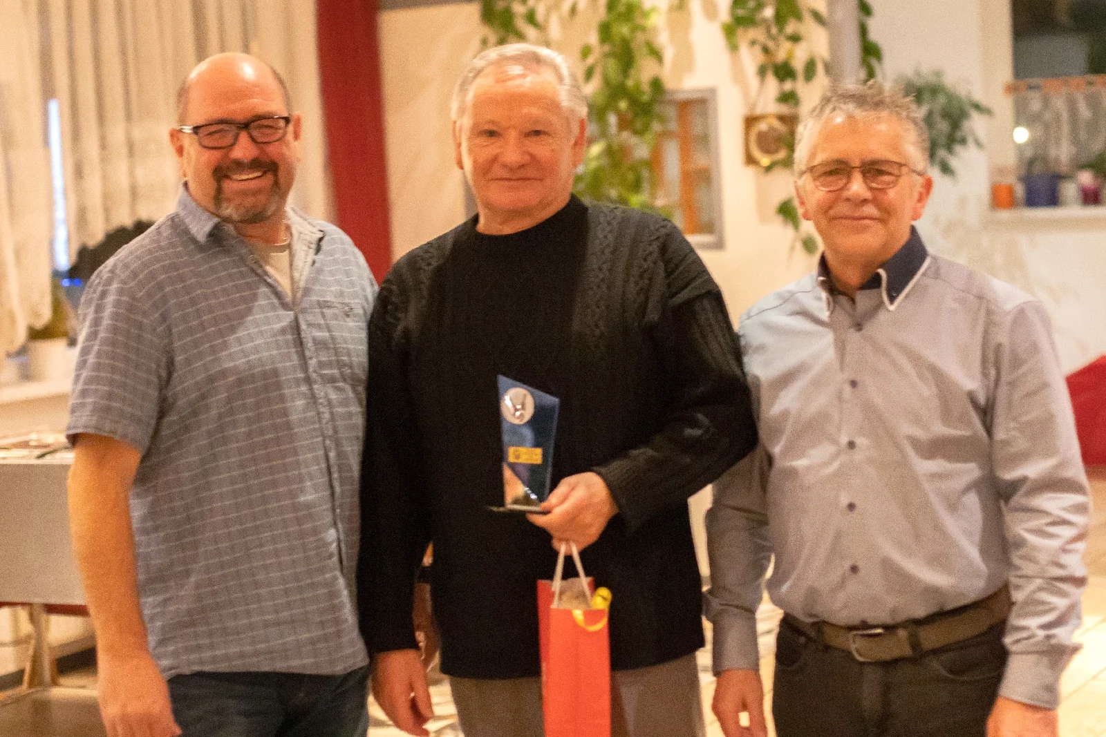 Das Foto zeigt den Abteilungsleiter der Kegler Torsten Freudenreich, Winfried Herrmann und den 1.Vorsitzenden des SC Laage Uwe Michaelis (v.li.). Foto: Ralf Sawacki