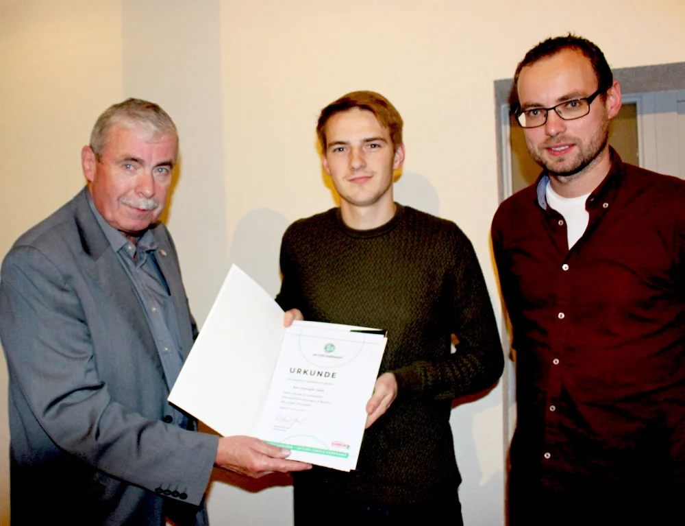 Kai Lübbe (mi.) erhielt die Auszeichnung „Junges Ehrenamt“ aus den Händen von Uwe Ohlrich (li.), Vorsitzender des Jugendausschusses im Kreisfußballverband Westmecklenburg, und André Ohlrich, 1. Vorsitzender des Lübzer SV. Foto: Lübzer SV Kai Lübbe (mi.) erhielt die Auszeichnung „Junges Ehrenamt“ aus den Händen von Uwe Ohlrich (li.), Vorsitzender des Jugendausschusses im Kreisfußballverband Westmecklenburg, und André Ohlrich, 1. Vorsitzender des Lübzer SV. Foto: Lübzer SV