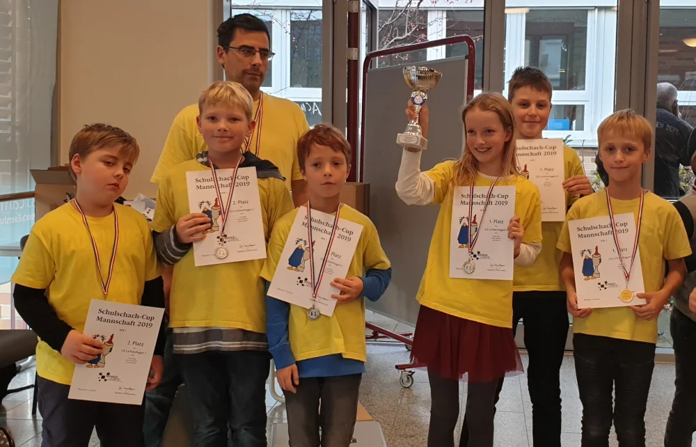 Die beiden Siegermannschaften der Grundschule Lichtenhagen – Julian Joachim, Luca König, Christian Joachim (AG-Leiter), Max Grundmann, Jette Kuhn, Julian Tank, Ruben Reichel. Foto: Christian Joachim Schulschach Cup Mecklenburg-Vorpommern | Die beiden Siegermannschaften der Grundschule Lichtenhagen | Foto: Christian Joachim